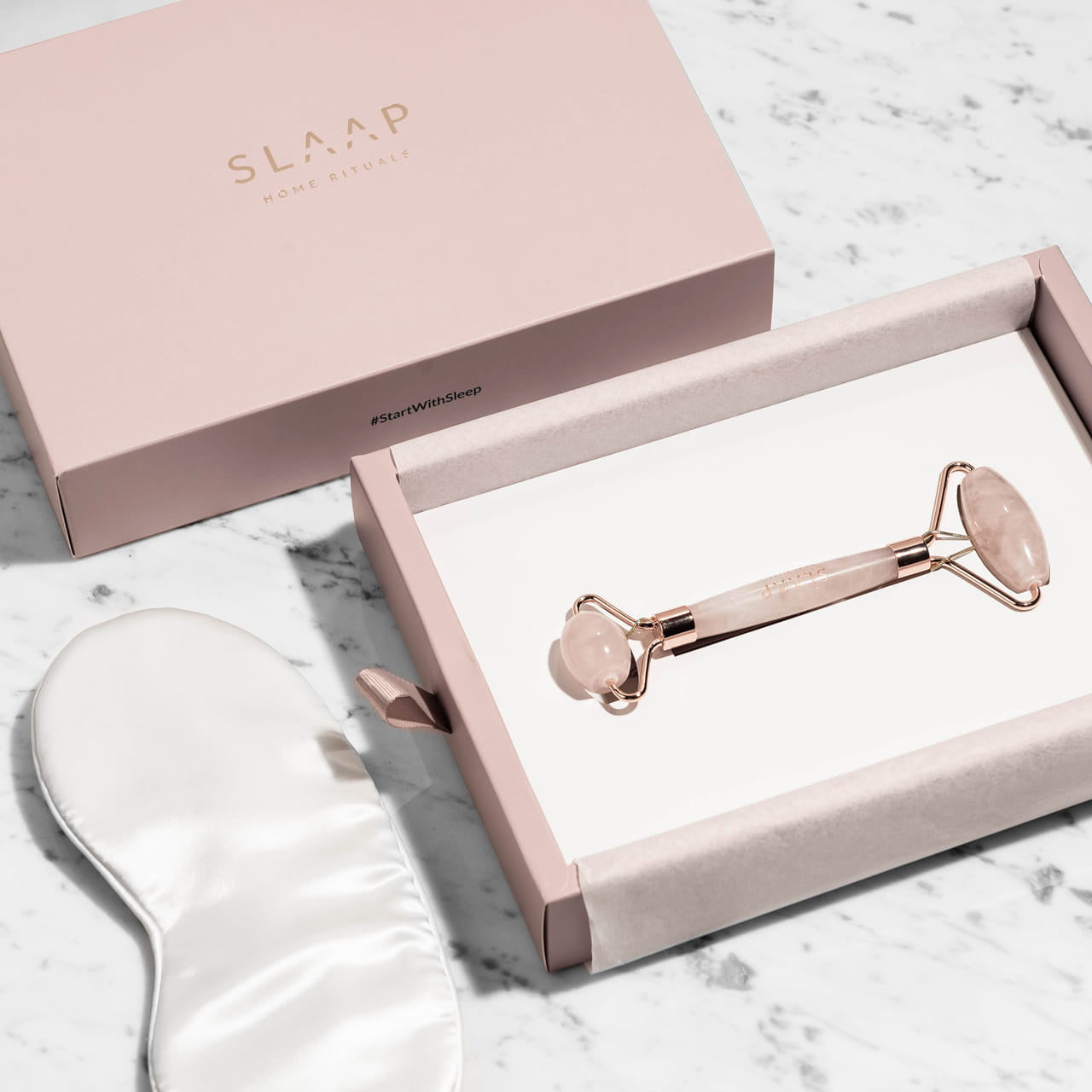 Roller z różowego kwarcu i jedwabna opaska na oczy SLAAP zestaw prezentowy dla kobiety prezent dla kobiety 
