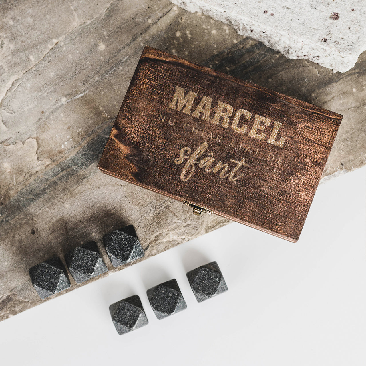 Pietre de răcire pentru whisky – cadou de ziua lui