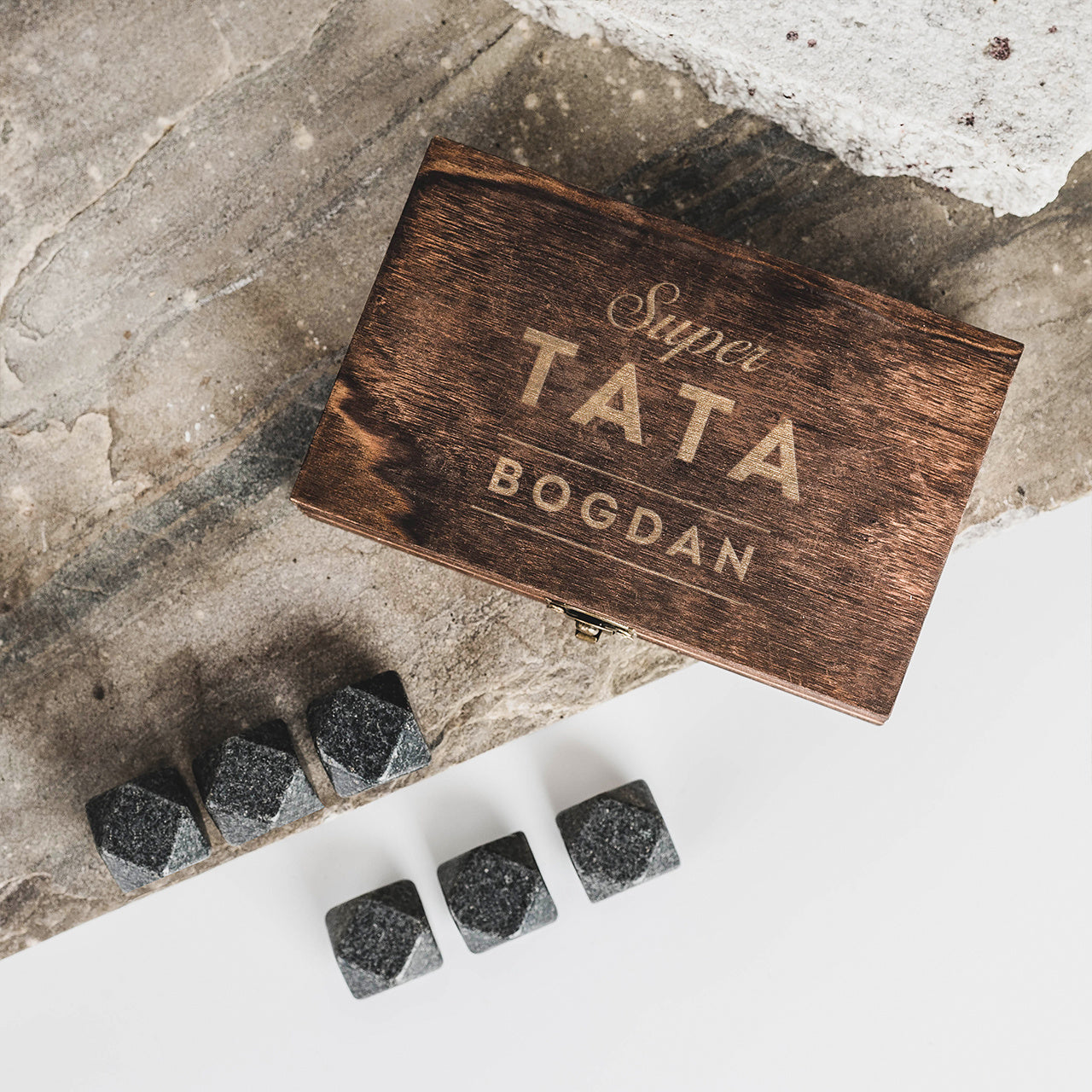 Grawerowane kamienie do whisky - elegancki prezent dla taty prezent na Dzień Taty prezent dla taty