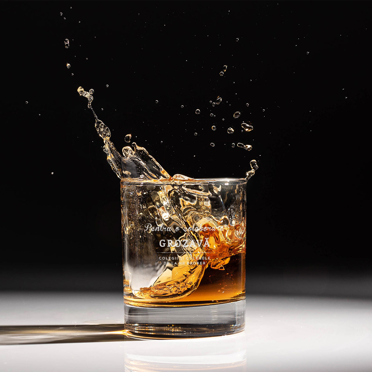 Pahar gravat de whisky - cadou la părăsirea locului de muncă