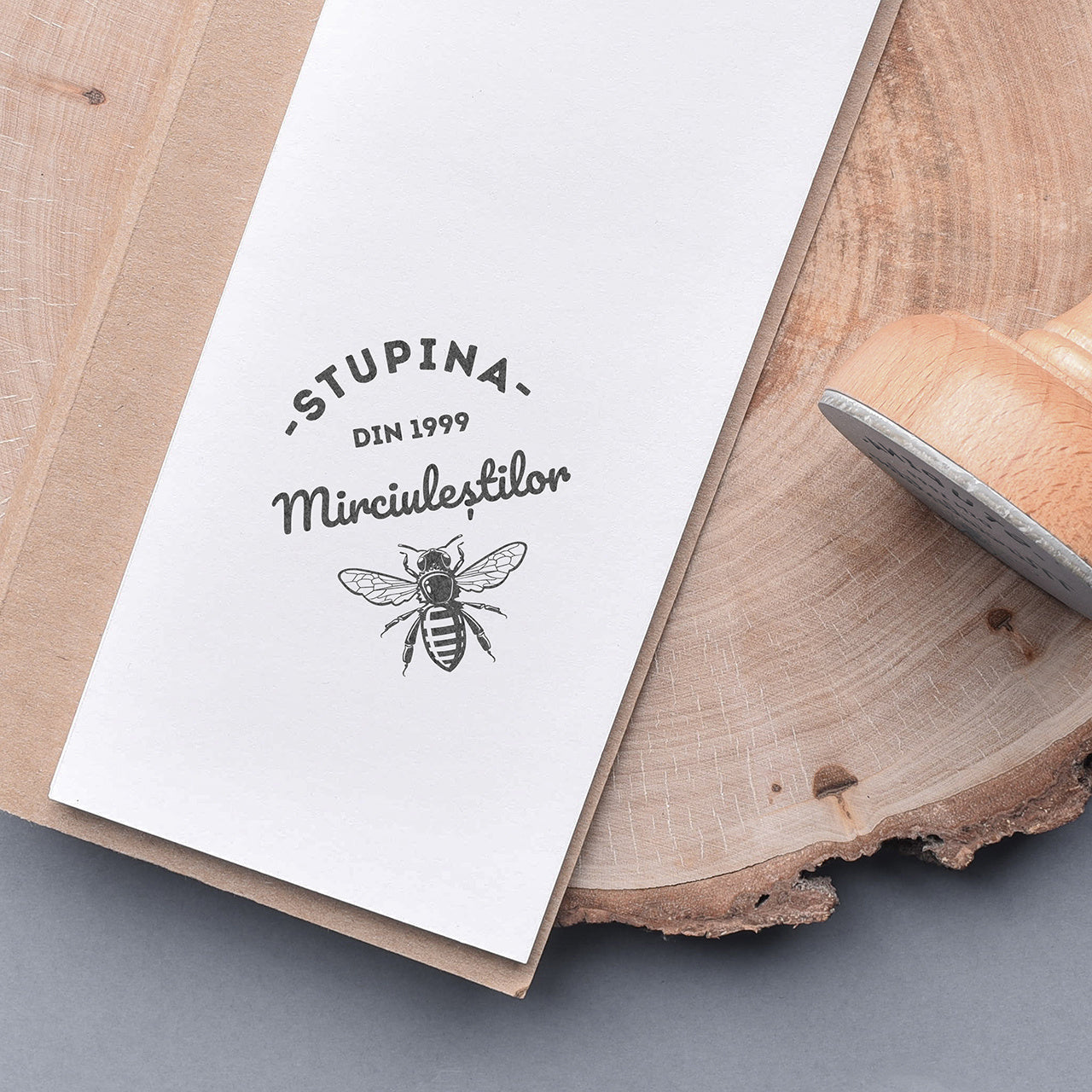 Drewniany stempel na prezent dla pszczelarza stempel personalizowany prezent dla miłośnika pszczół