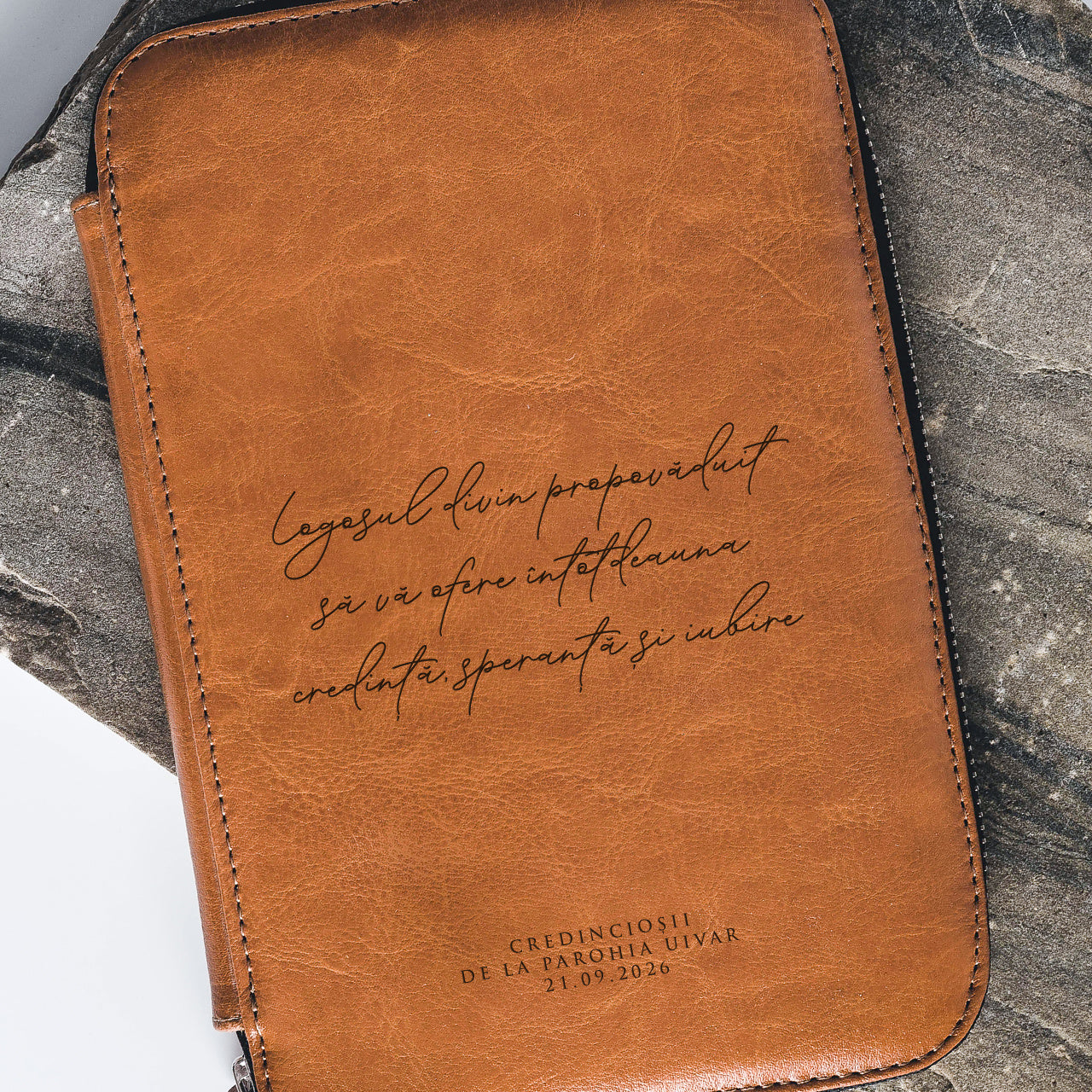 Skórzany organizer męski - prezent dla księdza z grawerowaną dedykacją upominek dla księdza