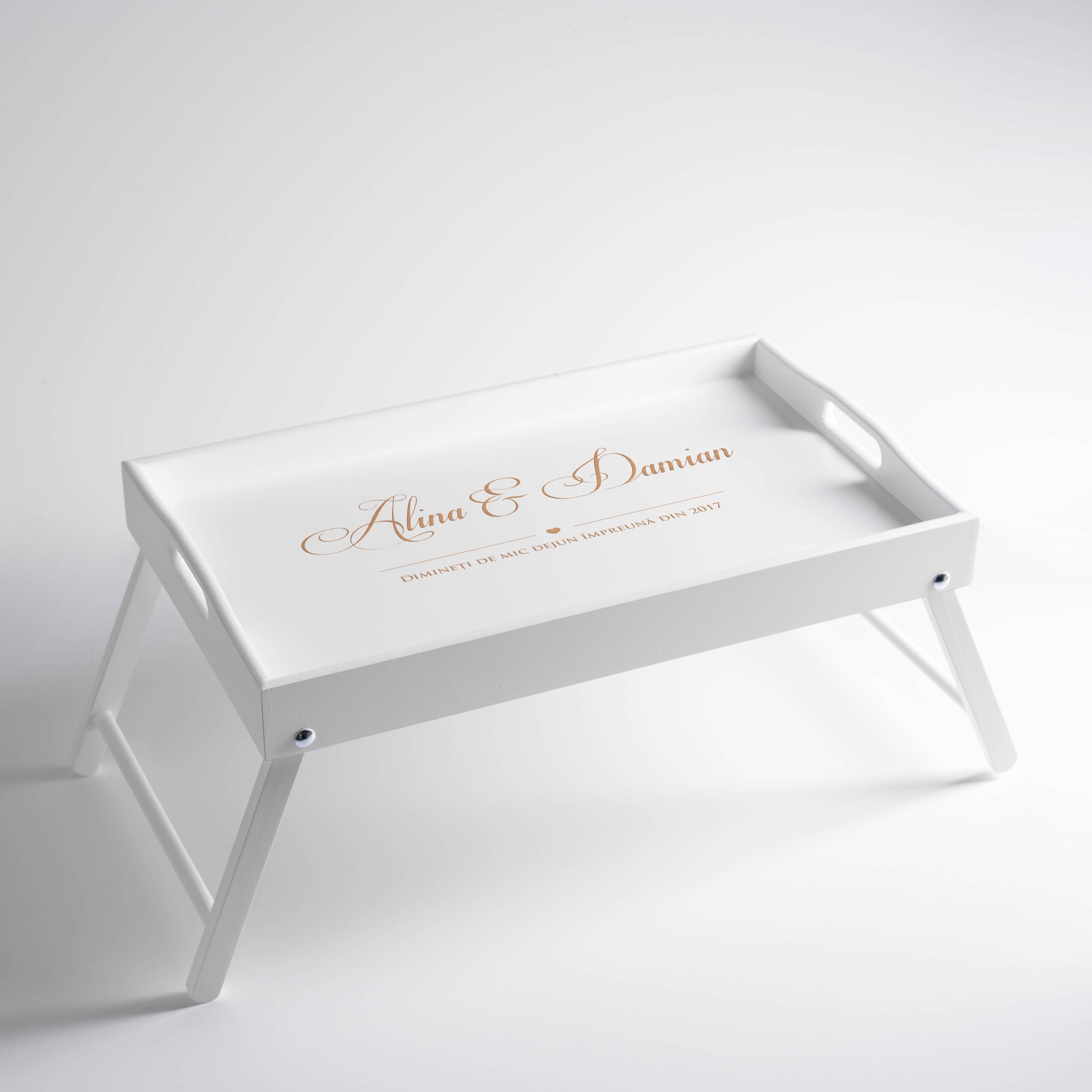 Stolik śniadaniowy na prezent dla pary - grawerowany stolik śniadaniowy do łóżka prezent na rocznicę