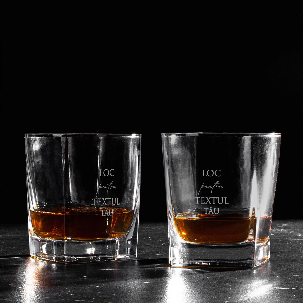 Set cadou în cutie din lemn – carafă cu pahare – Textul tău